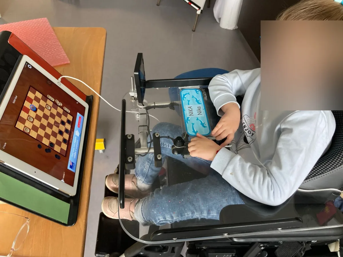 Adaptation informatique reliée à un fauteuil roulant électrique