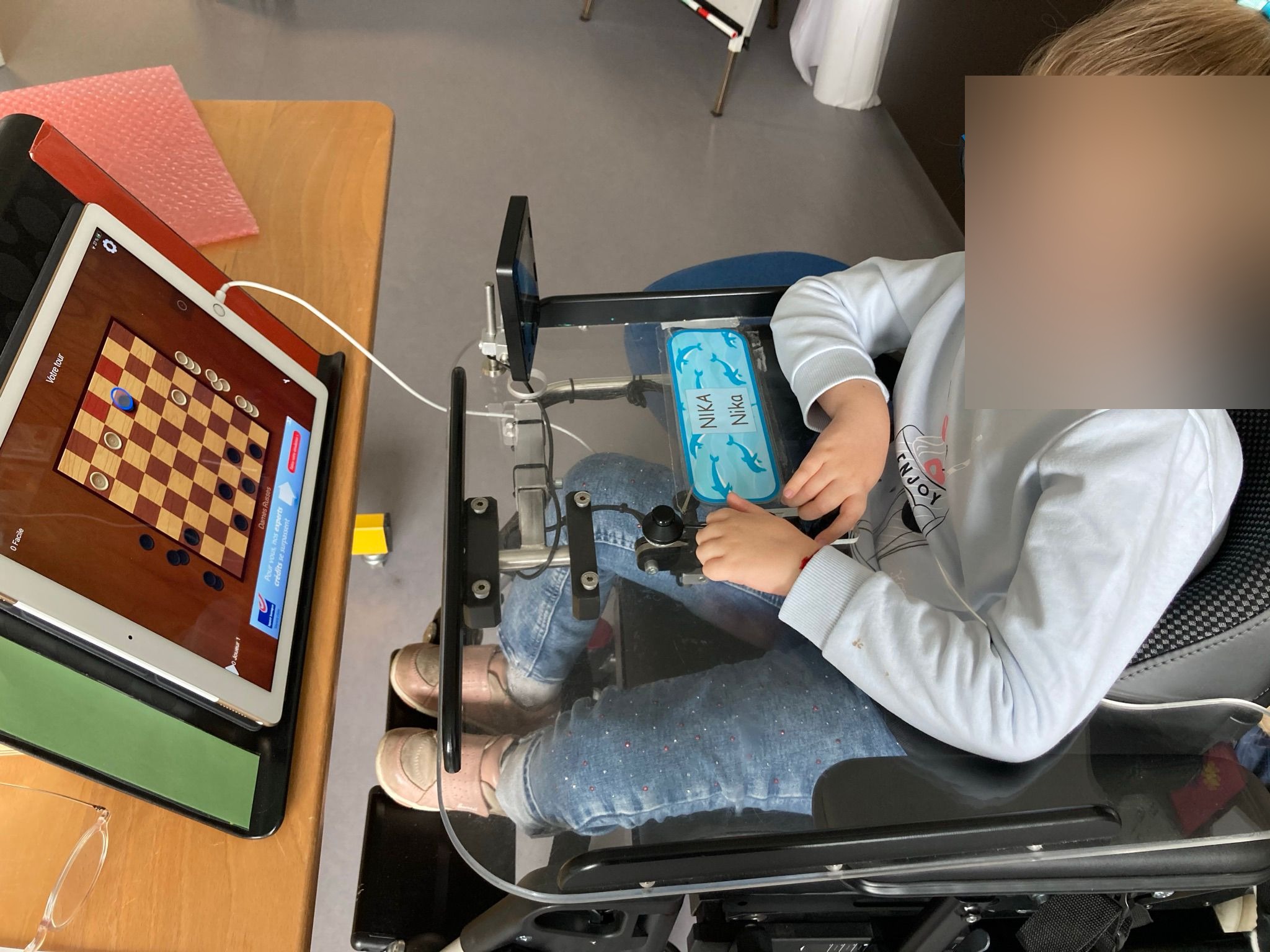 Adaptation informatique reliée à un fauteuil roulant électrique
